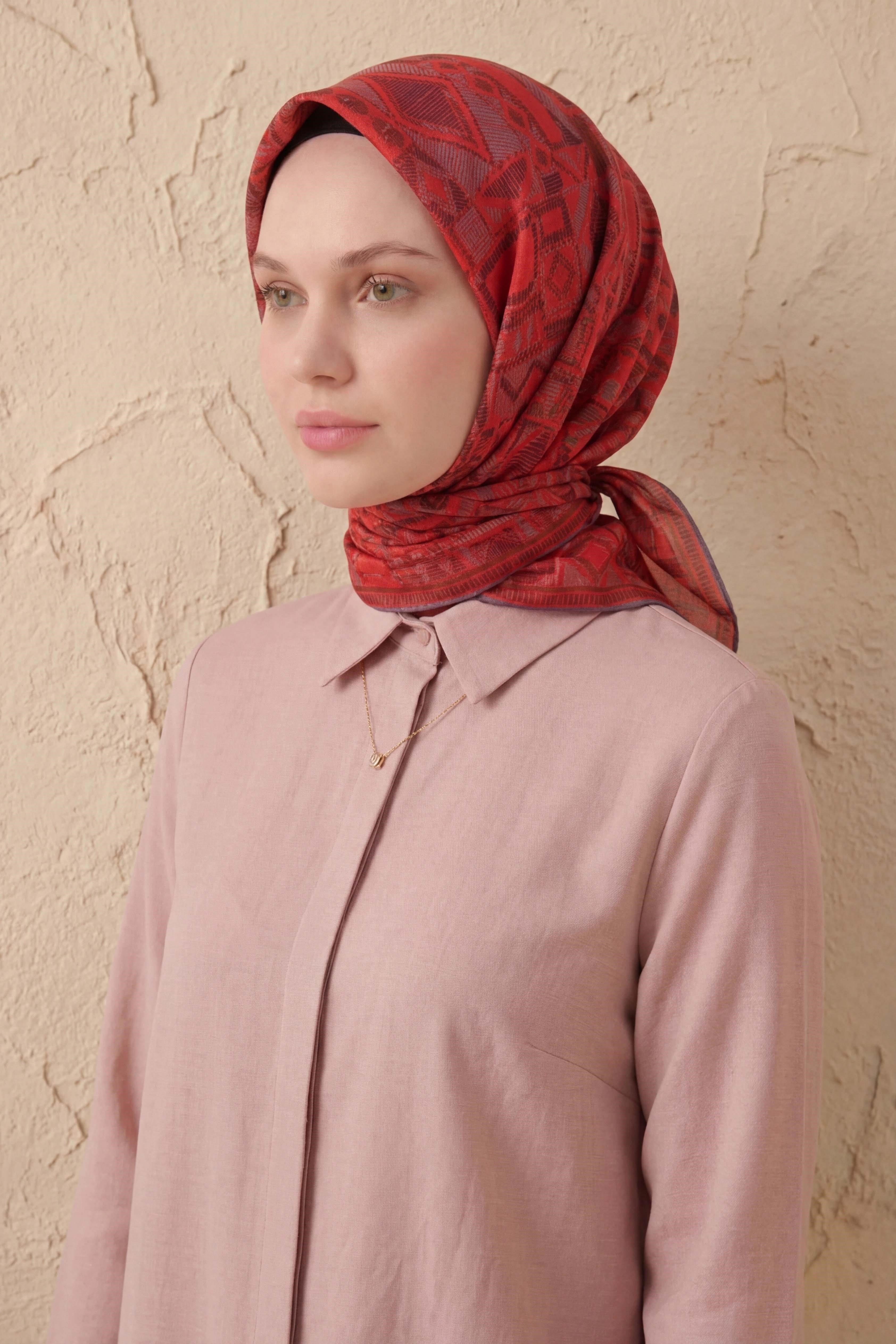 Soft Eşarp Geometrik Desen Parlak Kırmızı 90x90