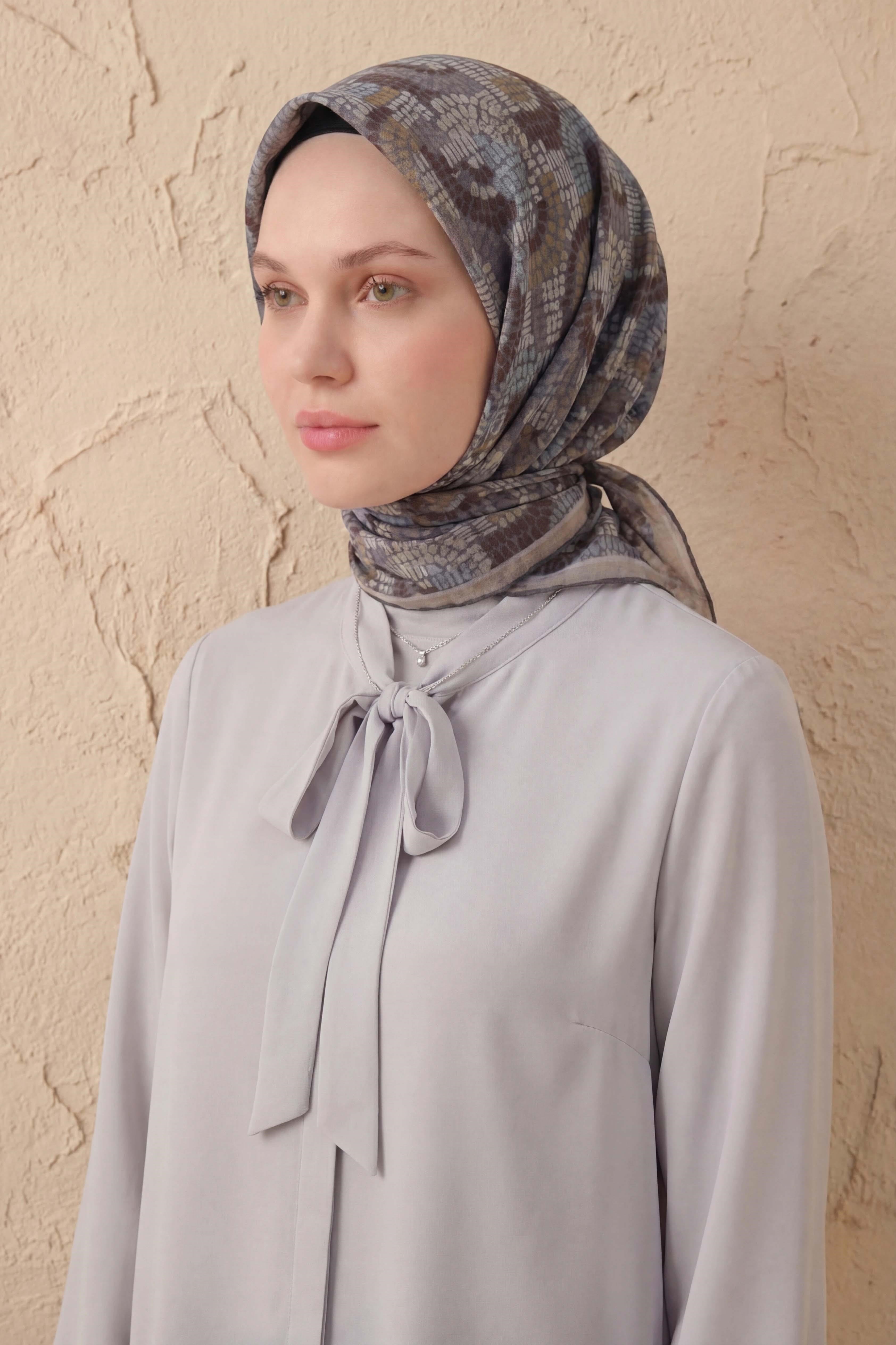 Soft Eşarp Melodi Desen Açık Füme 90x90