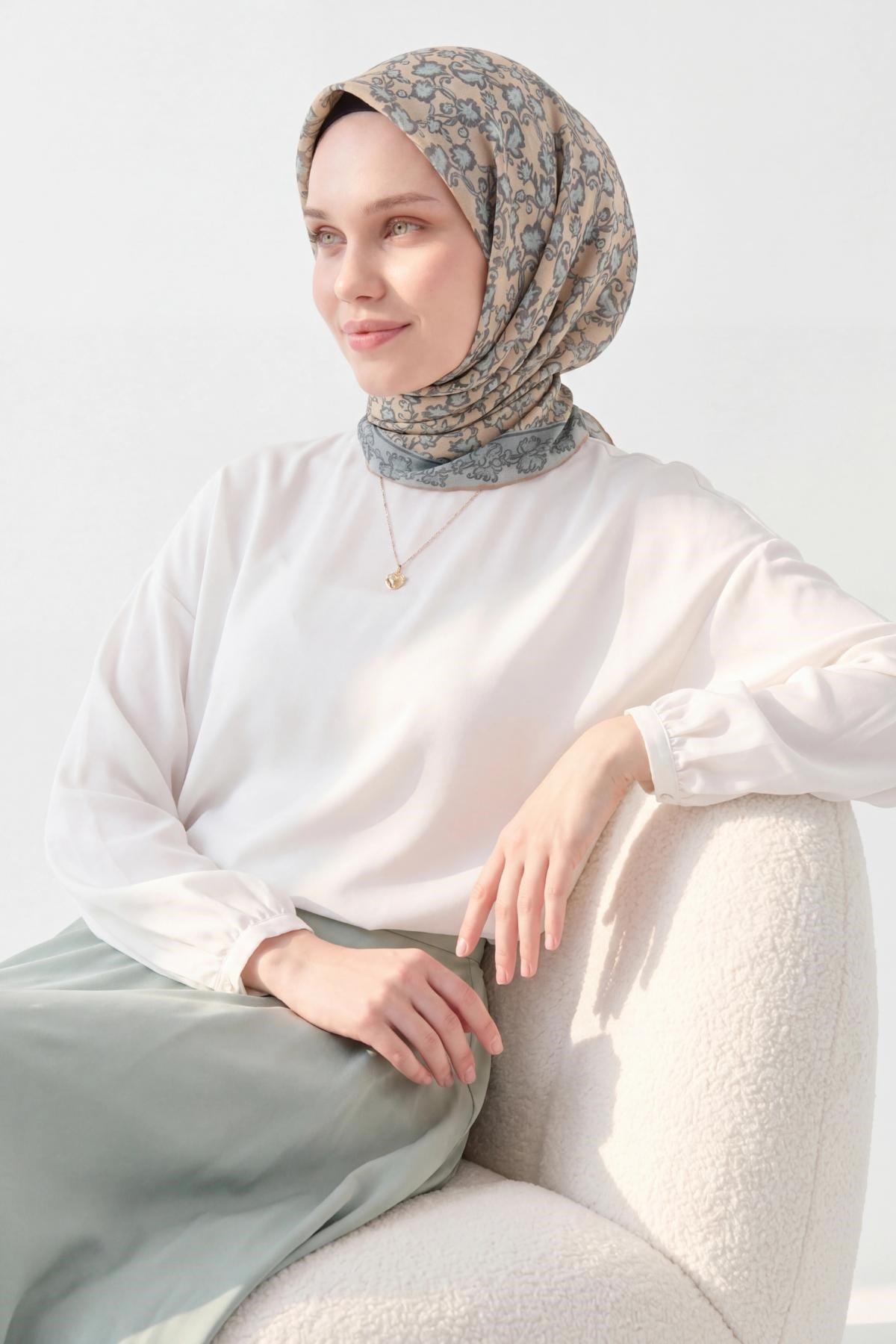 Soft Eşarp Yaprak Desen Krem Rengi 90x90