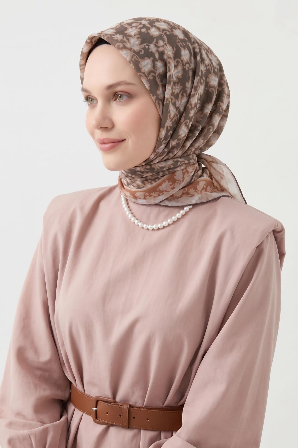 Soft Eşarp Yaprak Desen Mocha Mousse 90x90