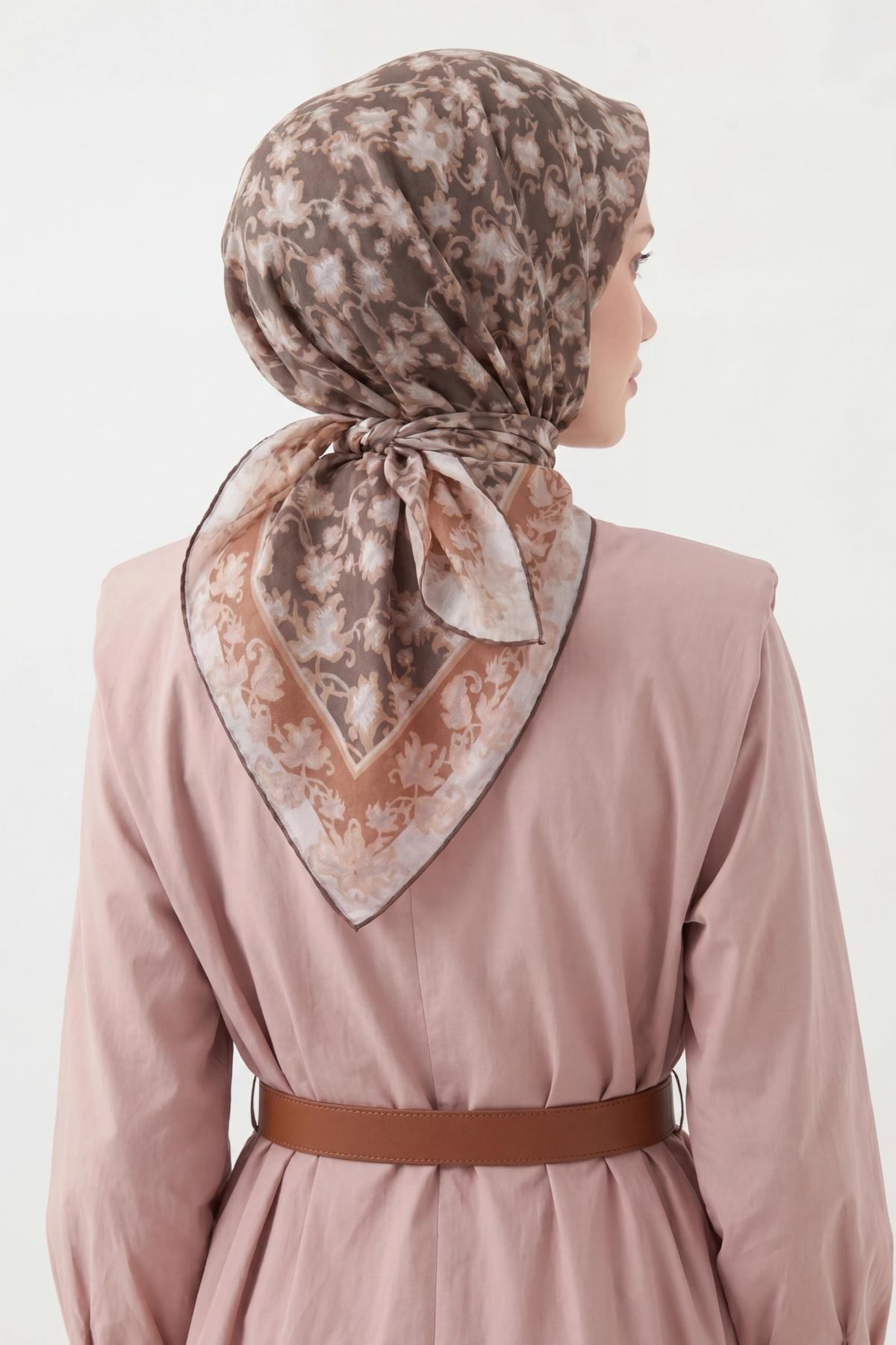 Soft Eşarp Yaprak Desen Mocha Mousse 90x90
