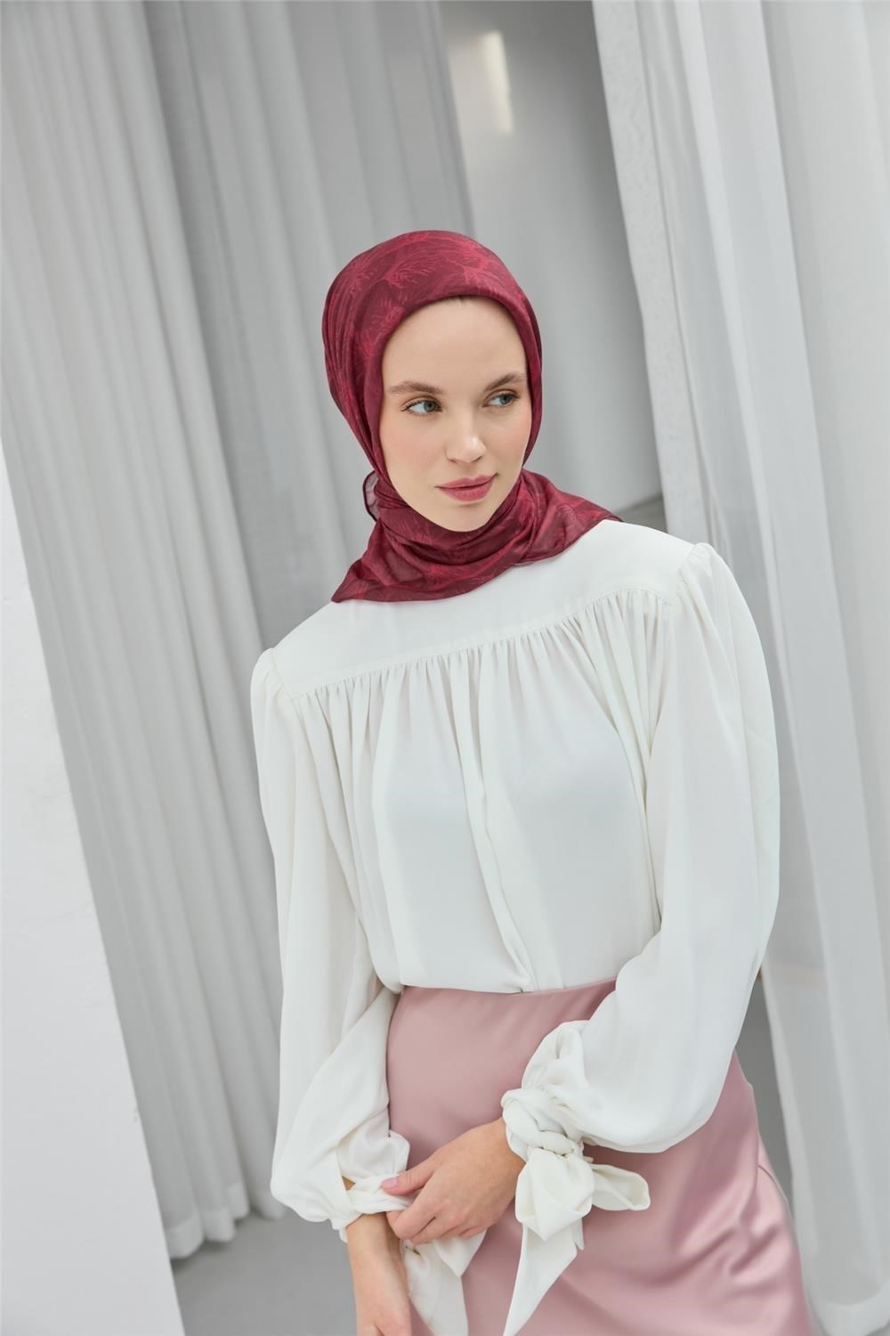 Soft Pamuk Eşarp Çilek Kırmızısı Yaprak Desenli Hafif Tok Duruşlu 90x90