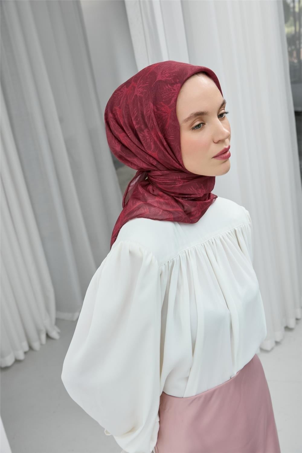 Soft Pamuk Eşarp Çilek Kırmızısı Yaprak Desenli Hafif Tok Duruşlu 90x90