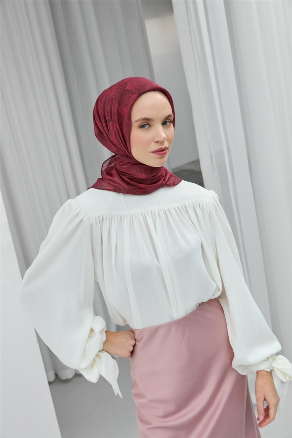 Soft Pamuk Eşarp Çilek Kırmızısı Yaprak Desenli Hafif Tok Duruşlu 90x90