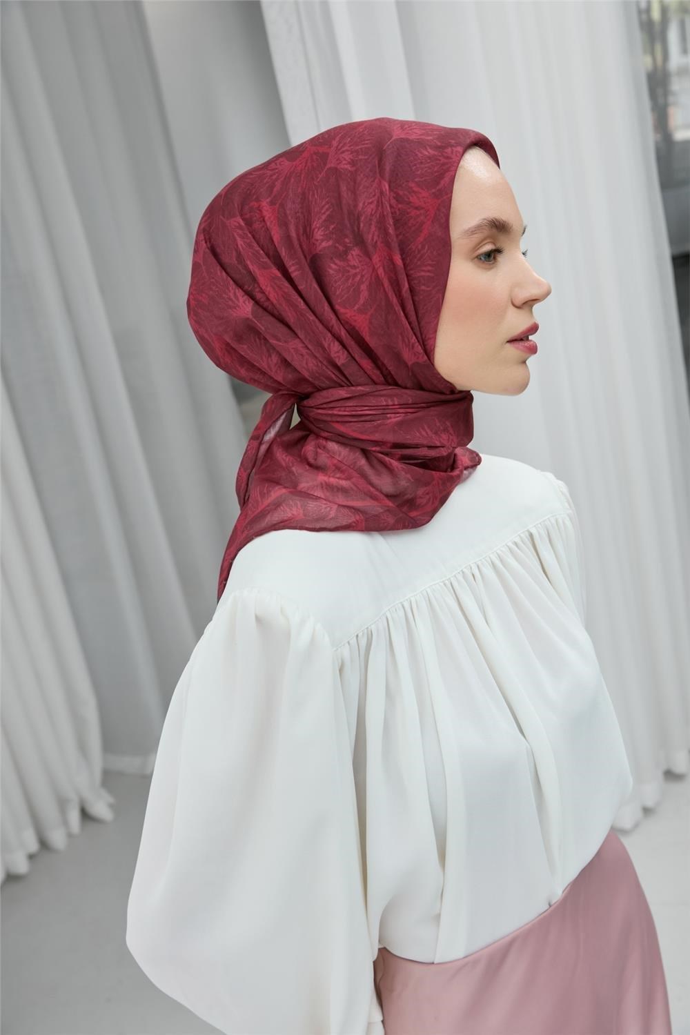Soft Pamuk Eşarp Çilek Kırmızısı Yaprak Desenli Hafif Tok Duruşlu 90x90