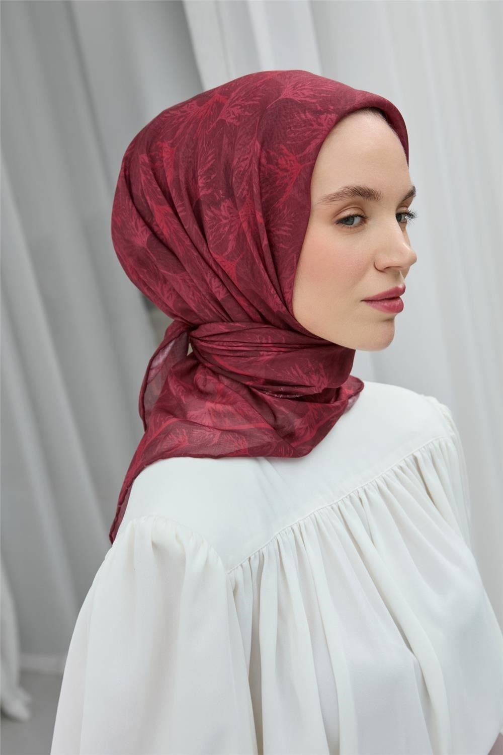 Soft Pamuk Eşarp Çilek Kırmızısı Yaprak Desenli Hafif Tok Duruşlu 90x90