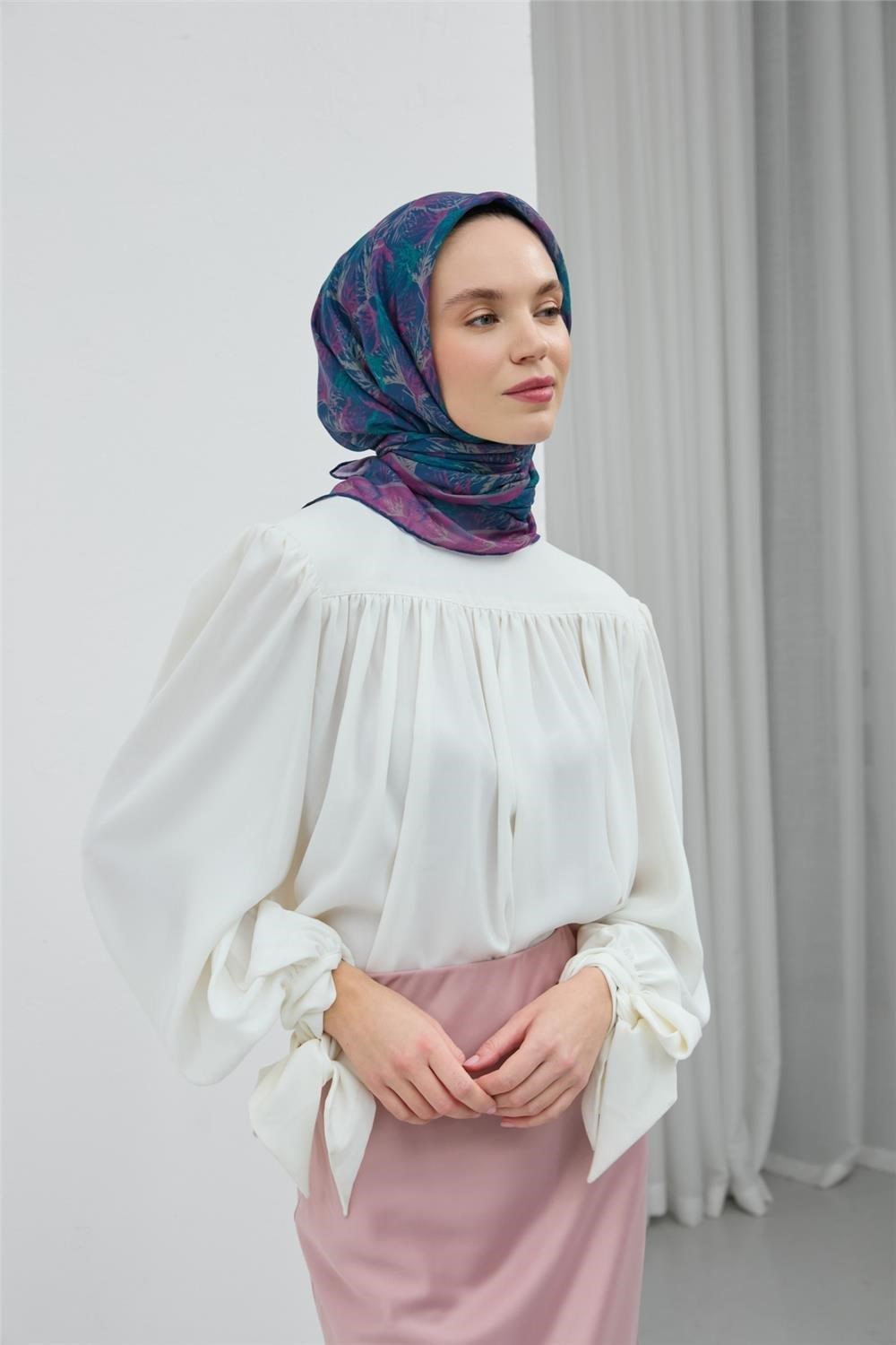Soft Pamuk Eşarp Gece Mavisi Yaprak Desenli Hafif Tok Duruşlu 90x90