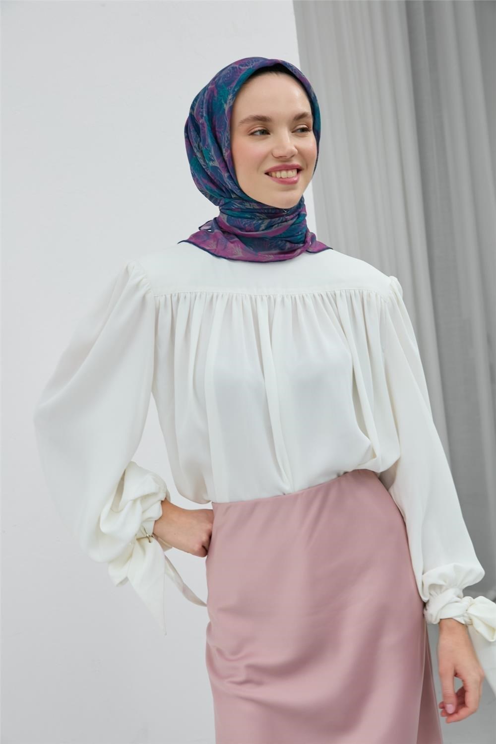 Soft Pamuk Eşarp Gece Mavisi Yaprak Desenli Hafif Tok Duruşlu 90x90