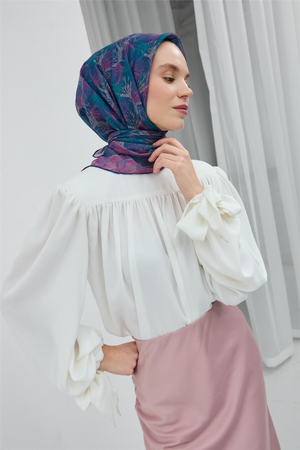 Soft Pamuk Eşarp Gece Mavisi Yaprak Desenli Hafif Tok Duruşlu 90x90