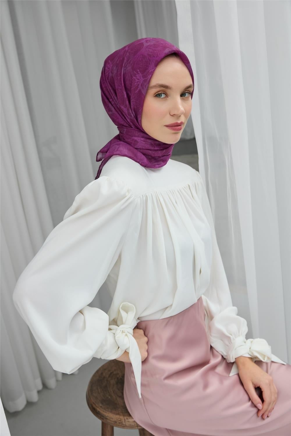 Soft Pamuk Eşarp Koyu Mor Yaprak Desenli Hafif Tok Duruşlu 90x90