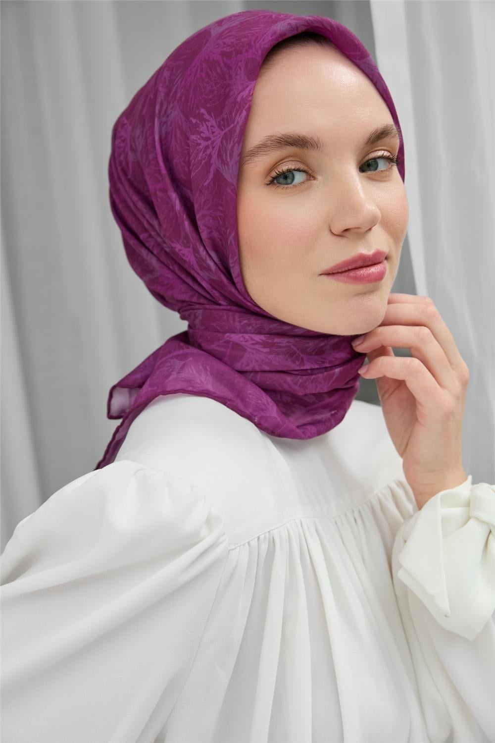 Soft Pamuk Eşarp Koyu Mor Yaprak Desenli Hafif Tok Duruşlu 90x90