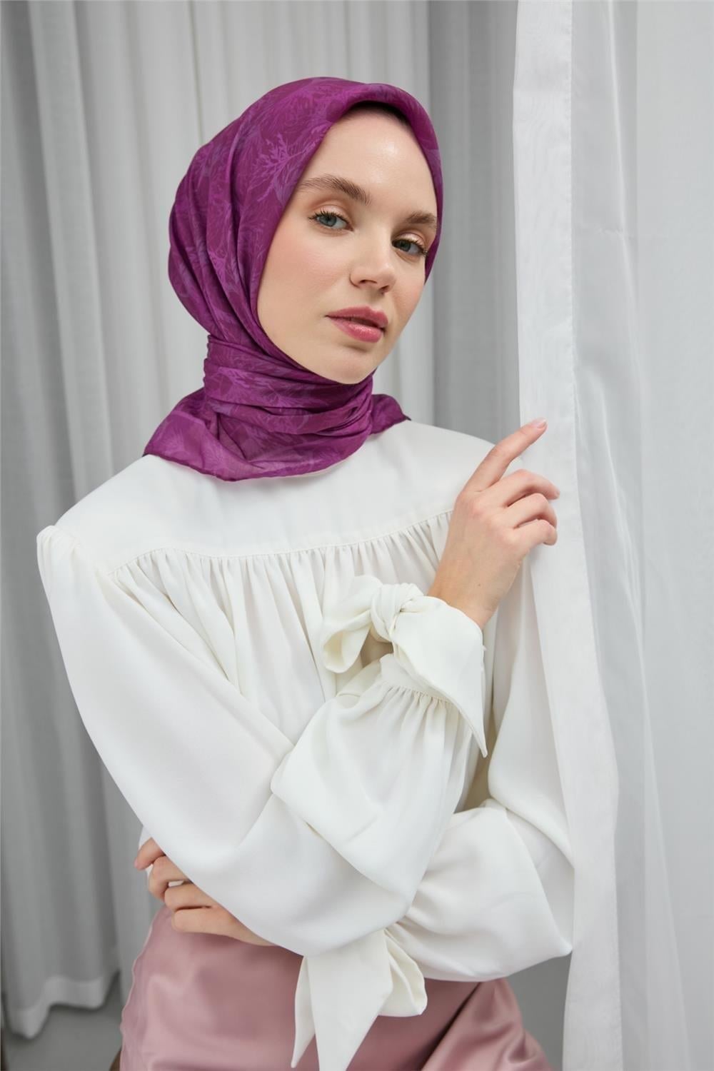 Soft Pamuk Eşarp Koyu Mor Yaprak Desenli Hafif Tok Duruşlu 90x90