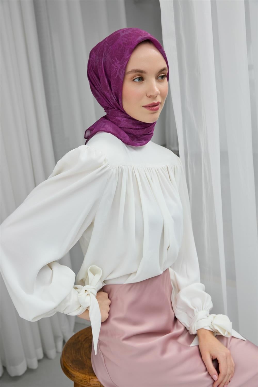 Soft Pamuk Eşarp Koyu Mor Yaprak Desenli Hafif Tok Duruşlu 90x90
