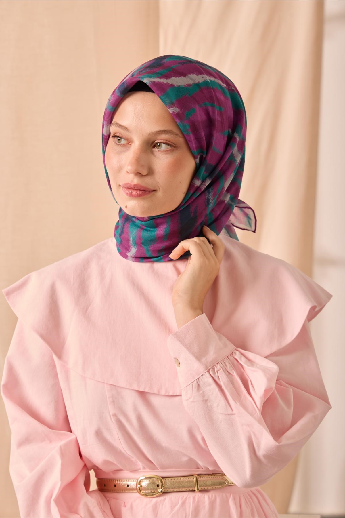 Soft Pamuk Eşarp Mor-Patina Yeşili-Lacivert-Gri Desenli Kaymaz Tok Duruşlu 90x90