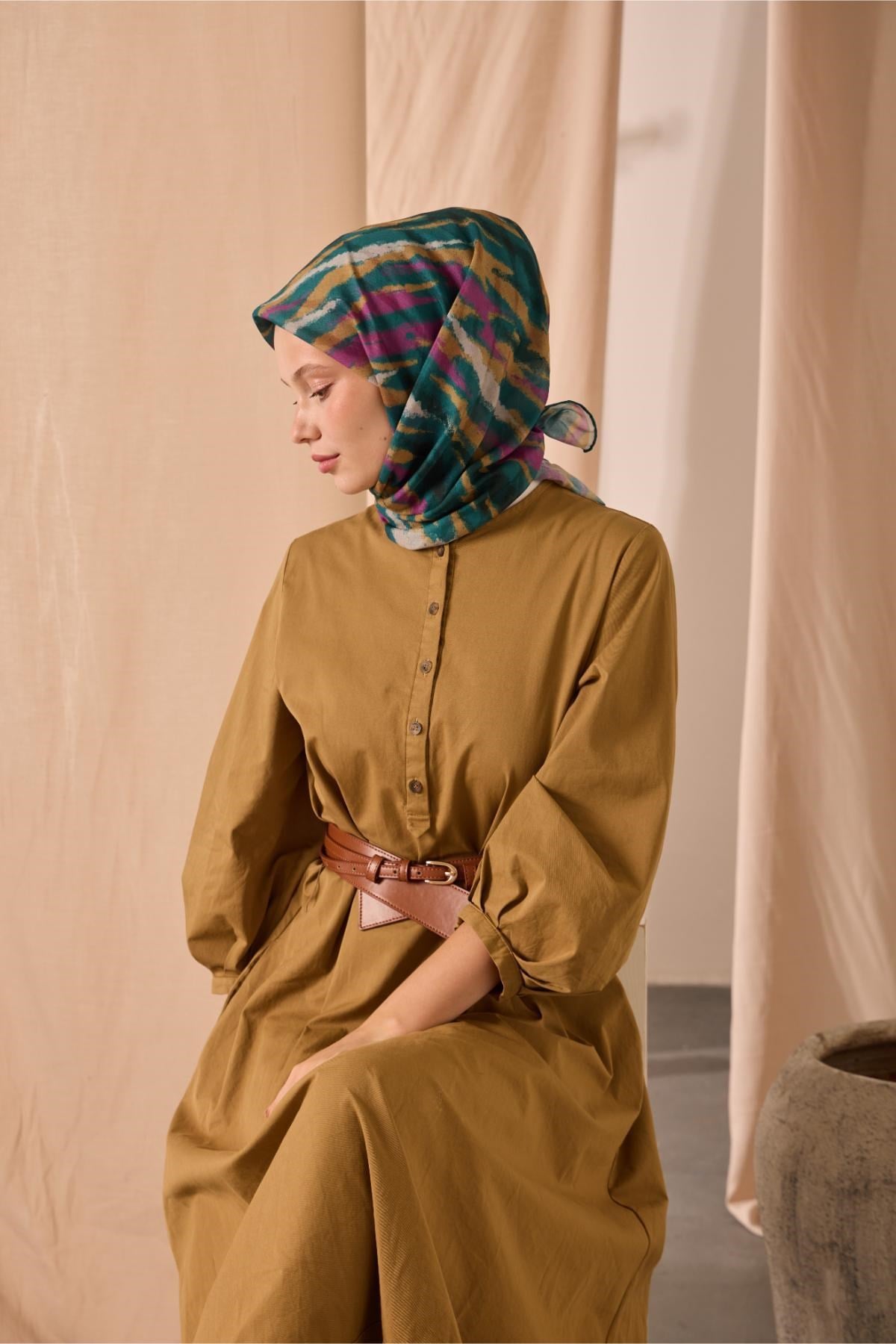Soft Pamuk Eşarp Patina Yeşili-Gri-Mor-Hardal Desenli Kaymaz Tok Duruşlu 90x90