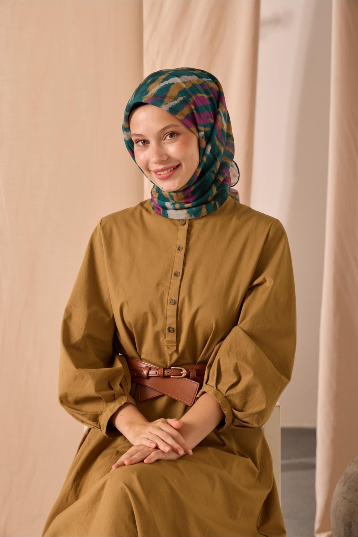 Soft Pamuk Eşarp Patina Yeşili-Gri-Mor-Hardal Desenli Kaymaz Tok Duruşlu 90x90