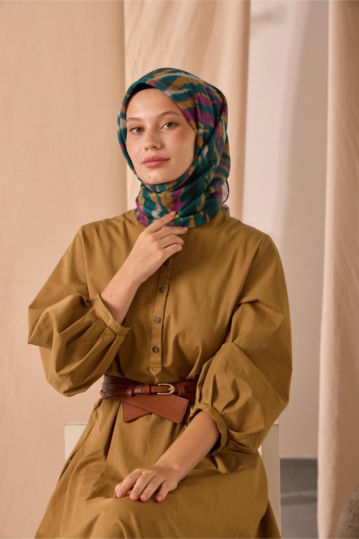 Soft Pamuk Eşarp Patina Yeşili-Gri-Mor-Hardal Desenli Kaymaz Tok Duruşlu 90x90