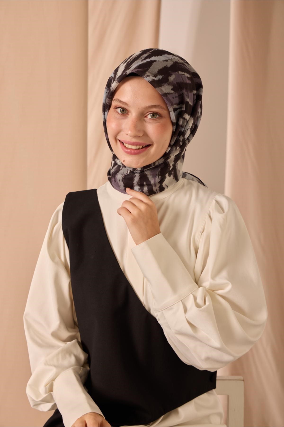 Soft Pamuk Eşarp Siyah-Gri-Lavanta-Küf Yeşili Desenli Kaymaz Tok Duruşlu 90x90