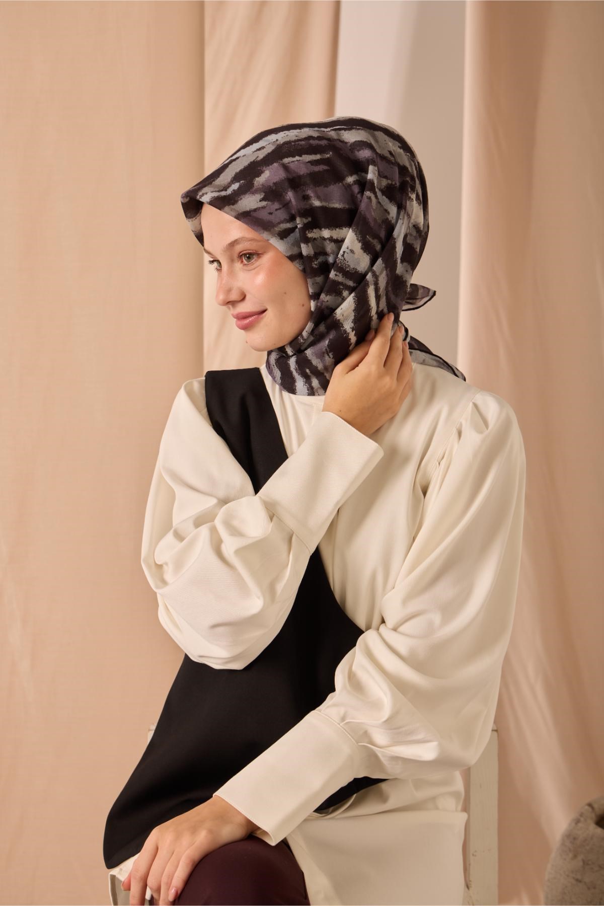 Soft Pamuk Eşarp Siyah-Gri-Lavanta-Küf Yeşili Desenli Kaymaz Tok Duruşlu 90x90