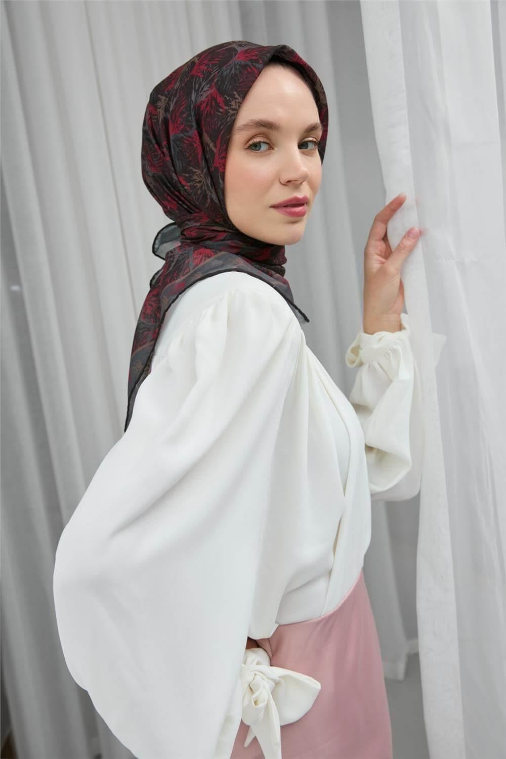 Soft Pamuk Eşarp Siyah Yaprak Desenli Hafif Tok Duruşlu 90x90