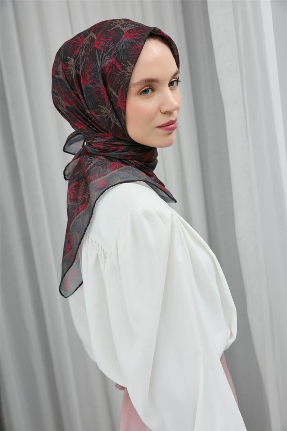 Soft Pamuk Eşarp Siyah Yaprak Desenli Hafif Tok Duruşlu 90x90