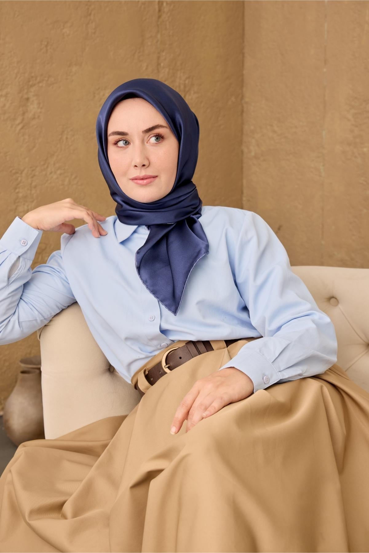 Sura İpek Eşarp Gece Mavisi Düz Renk Tok Duruşlu 90x90