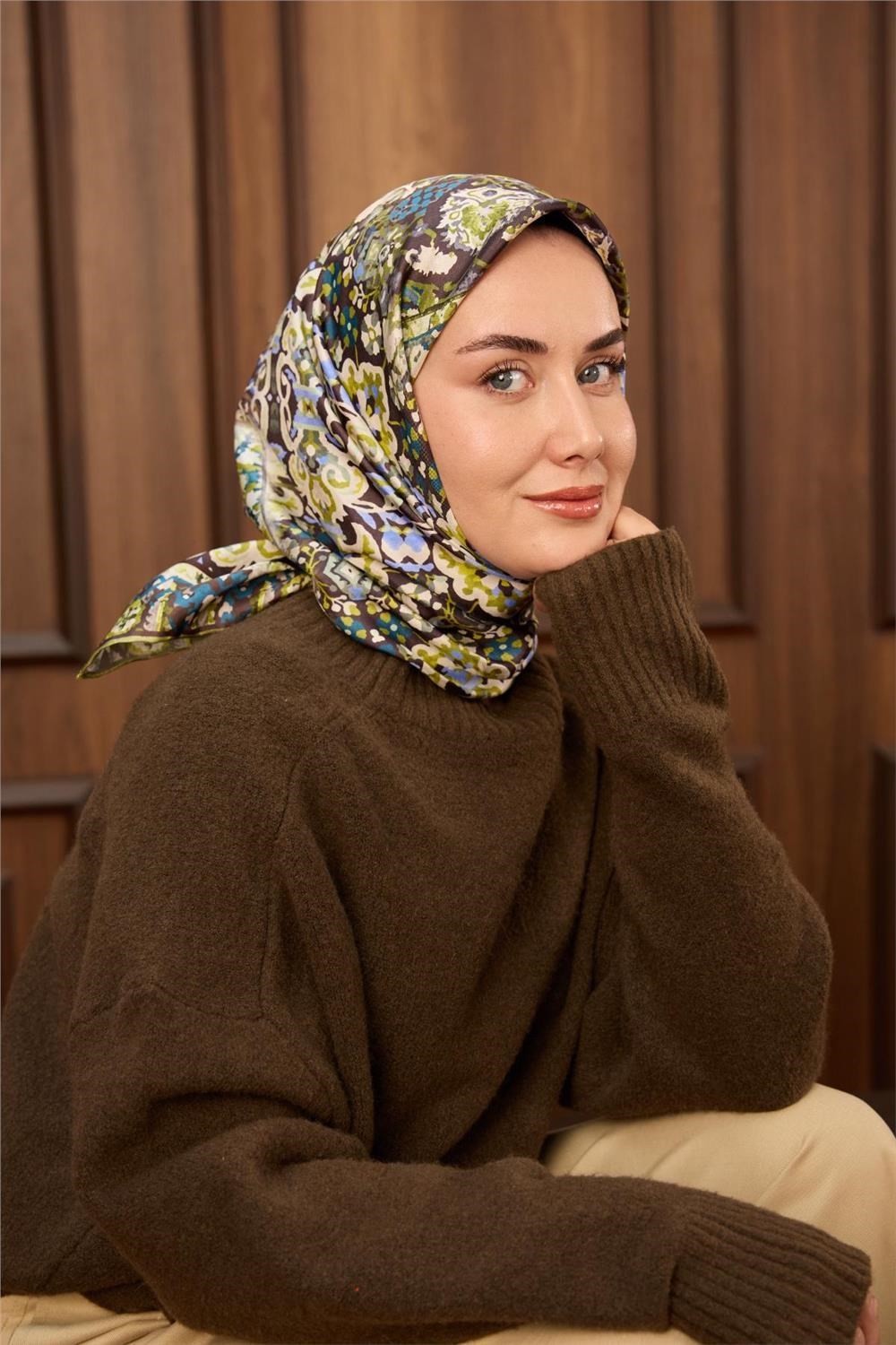Twill İpek Eşarp Acı Kahve-Fıstık Yeşili Desenli Tok Duruşlu 90x90