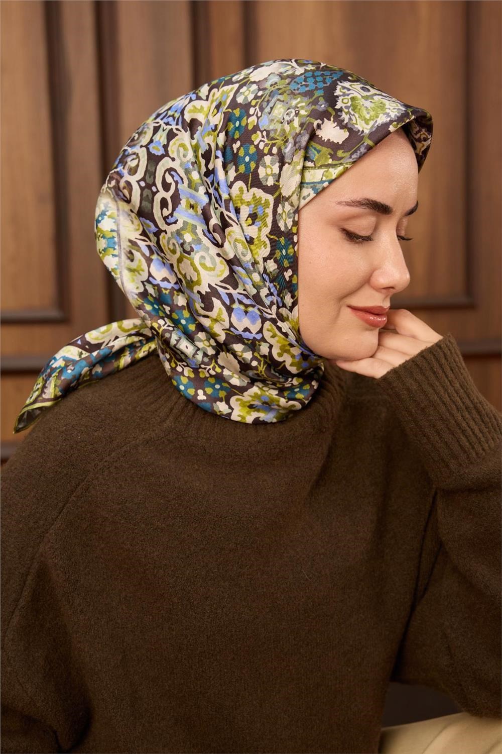 Twill İpek Eşarp Acı Kahve-Fıstık Yeşili Desenli Tok Duruşlu 90x90