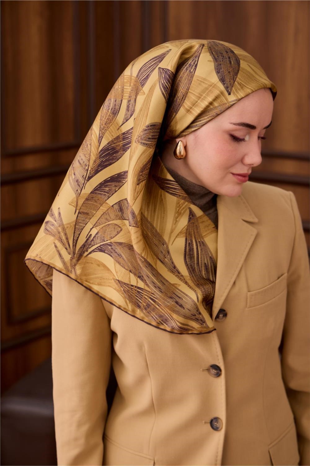 Twill İpek Eşarp Acı Kahve-Gold Yaprak Desenli Tok Duruşlu 90x90
