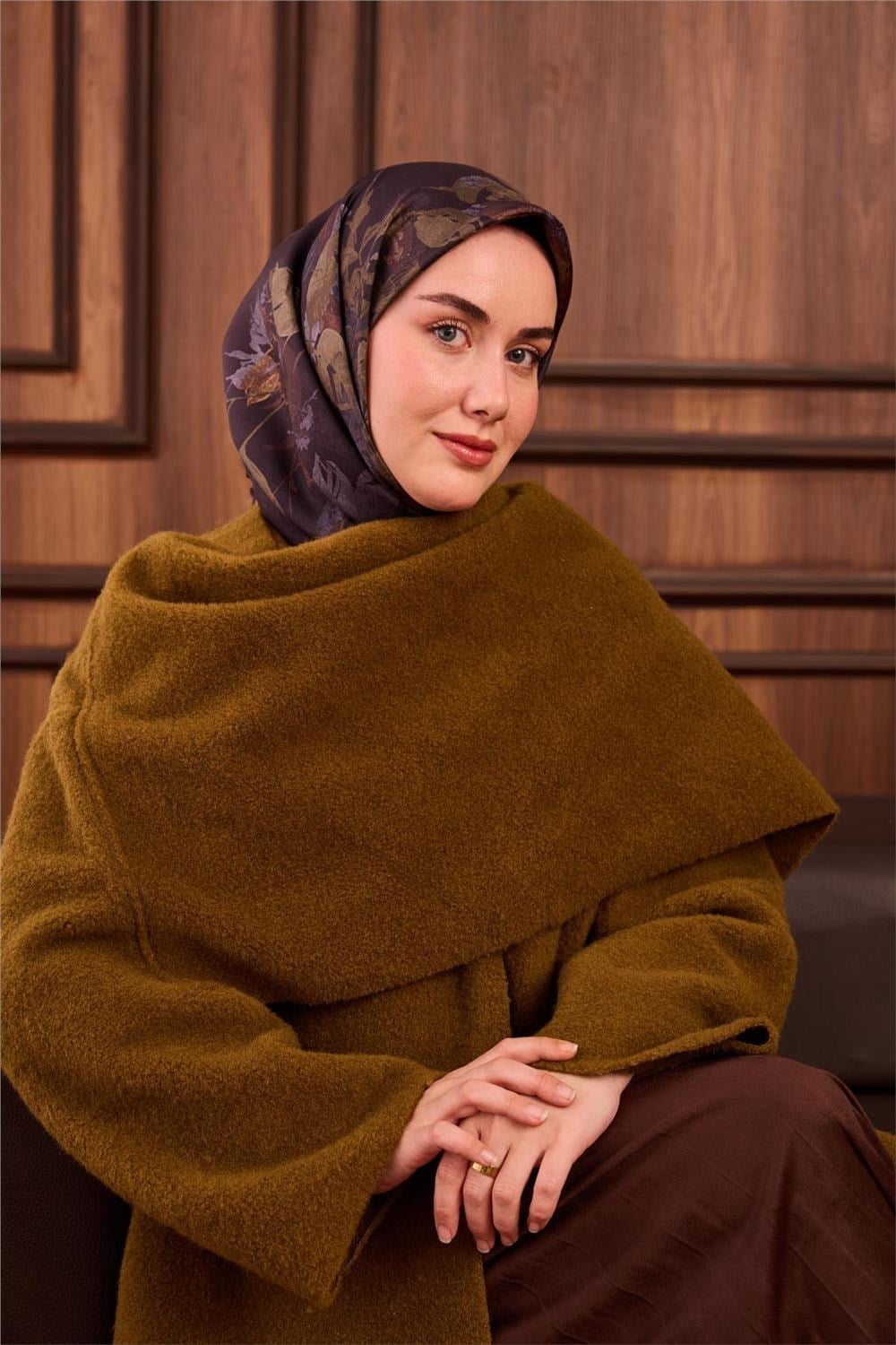Twill İpek Eşarp Açı Kahve-Kına Yeşili Çiçek Desenli Tok Duruşlu 90x90