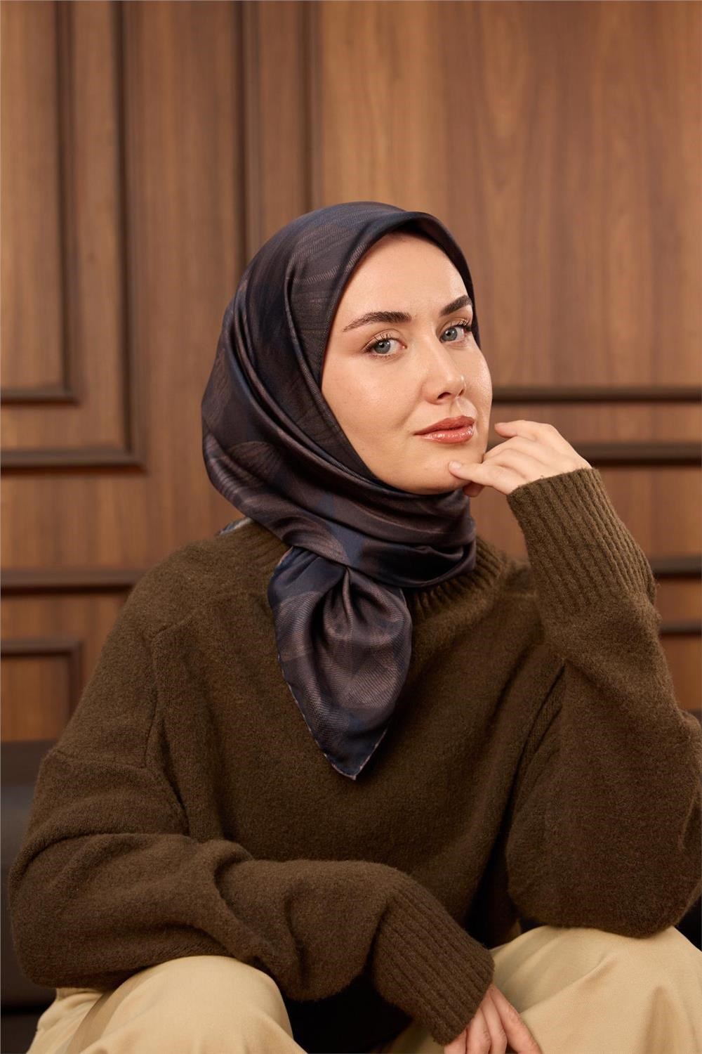 Twill İpek Eşarp Acı Kahve-Lacivert Desenli Tok Duruşlu 90x90