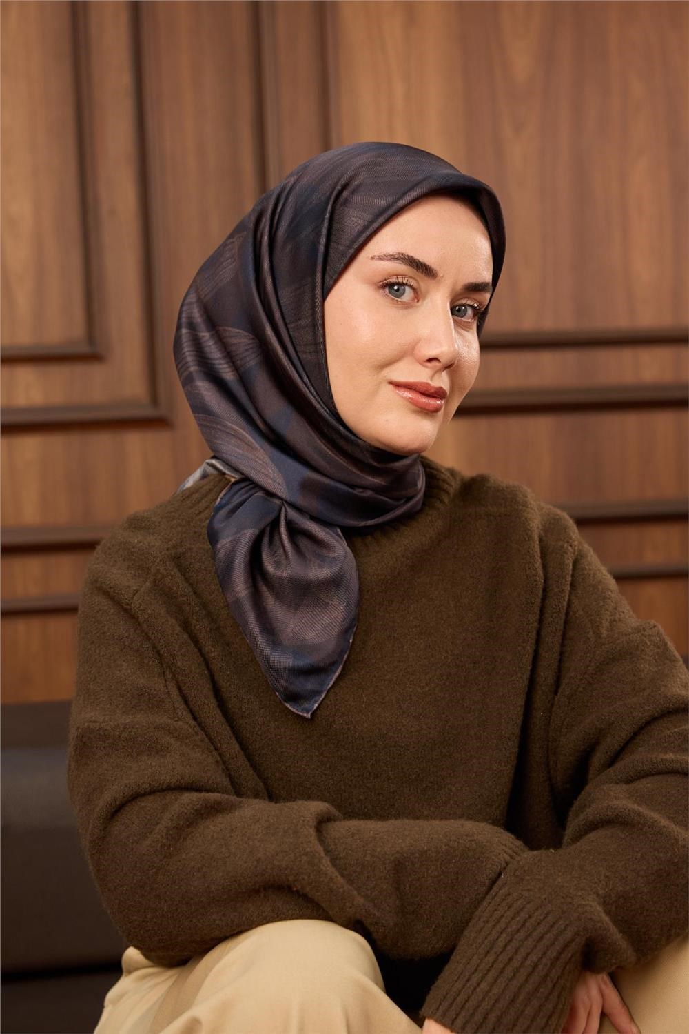 Twill İpek Eşarp Acı Kahve-Lacivert Desenli Tok Duruşlu 90x90