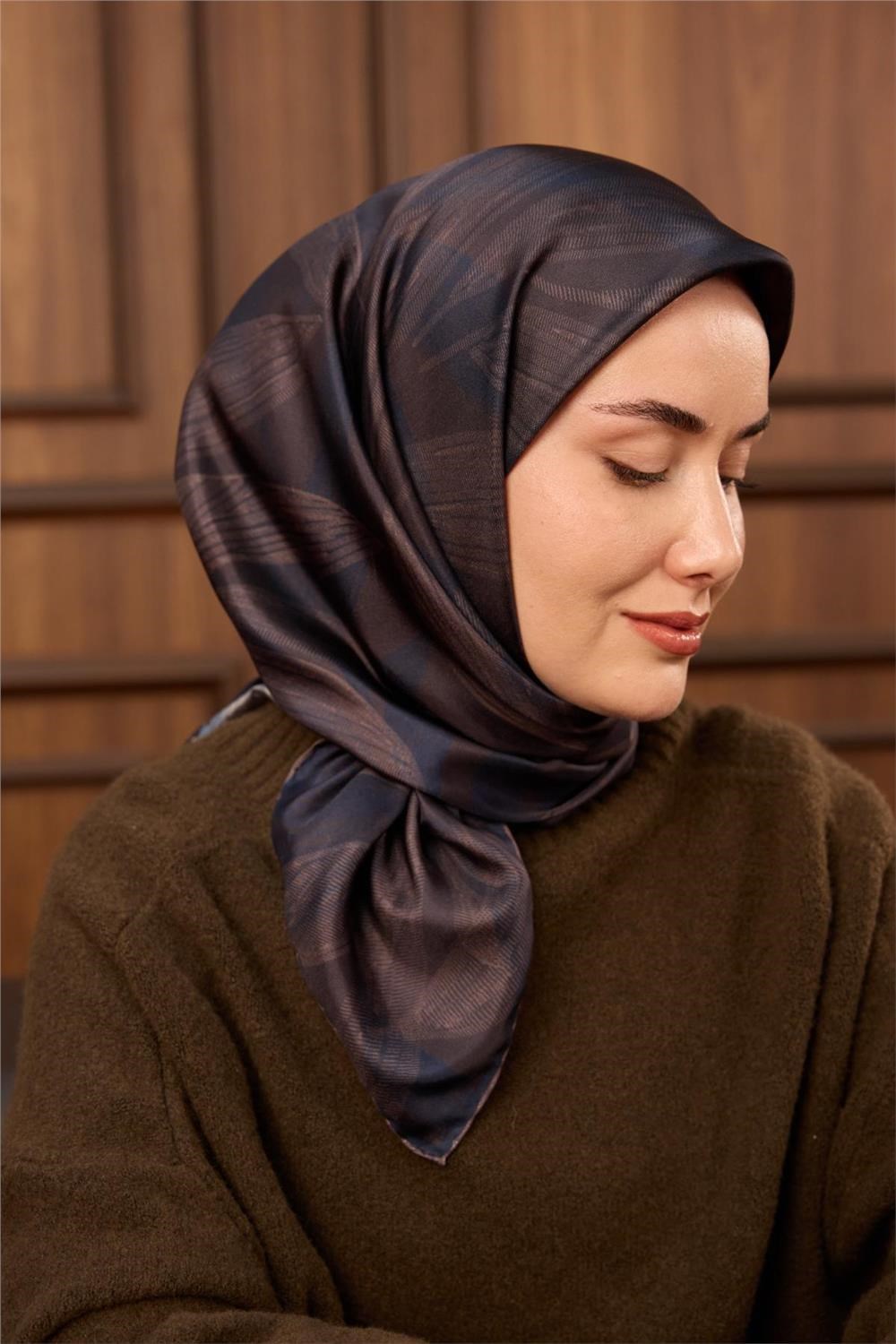 Twill İpek Eşarp Acı Kahve-Lacivert Desenli Tok Duruşlu 90x90
