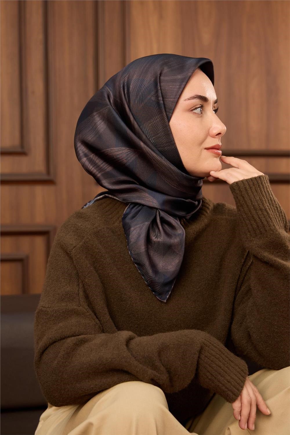 Twill İpek Eşarp Acı Kahve-Lacivert Desenli Tok Duruşlu 90x90