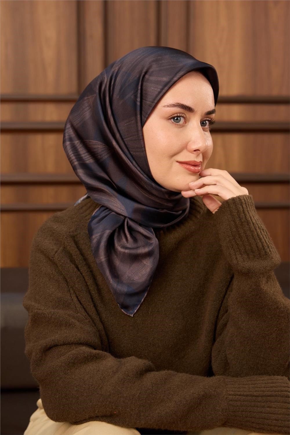 Twill İpek Eşarp Acı Kahve-Lacivert Desenli Tok Duruşlu 90x90