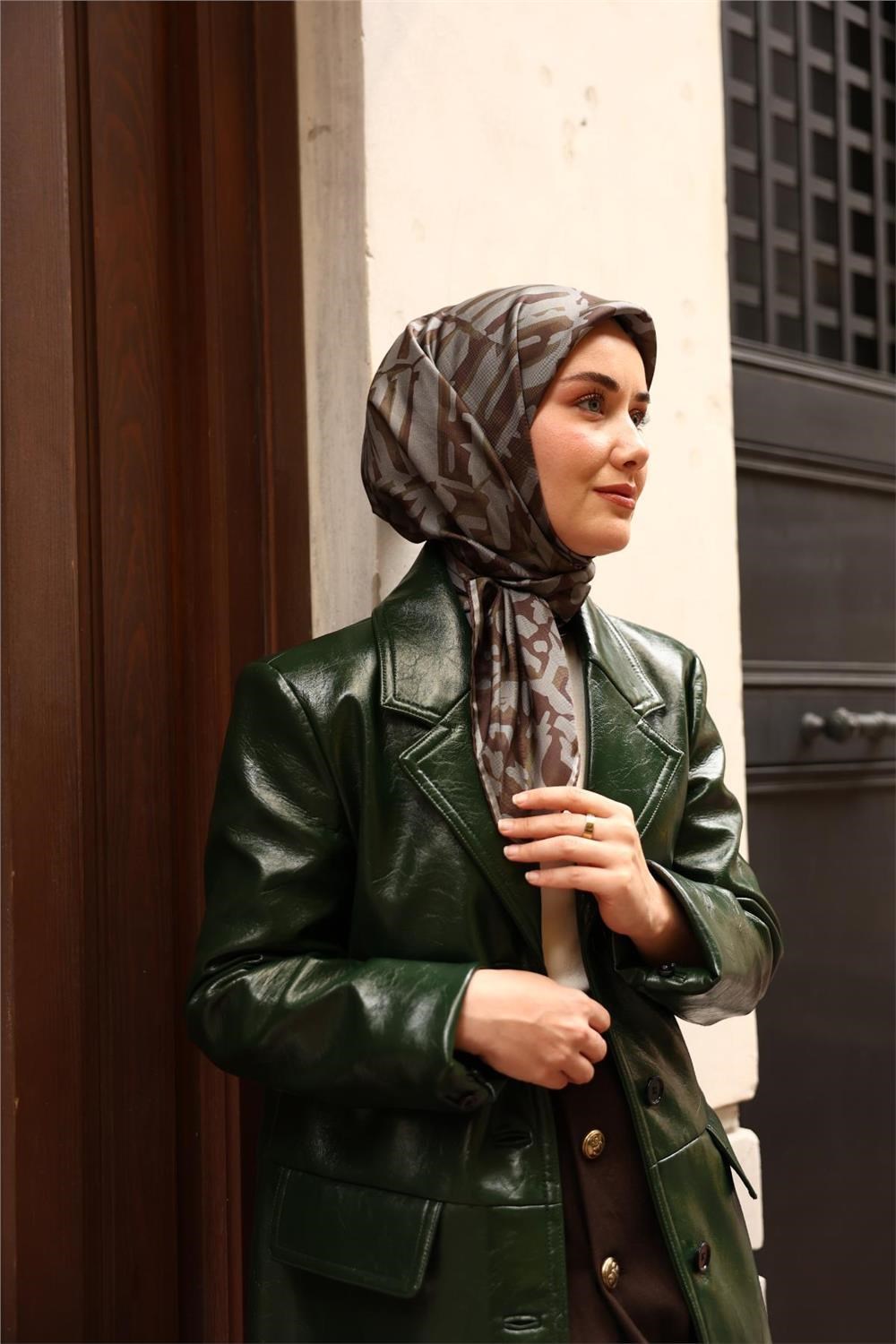 Twill İpek Eşarp Acı Kahve–Çelik Mavi–Yeşil Desenli Tok Duruşlu 90x90