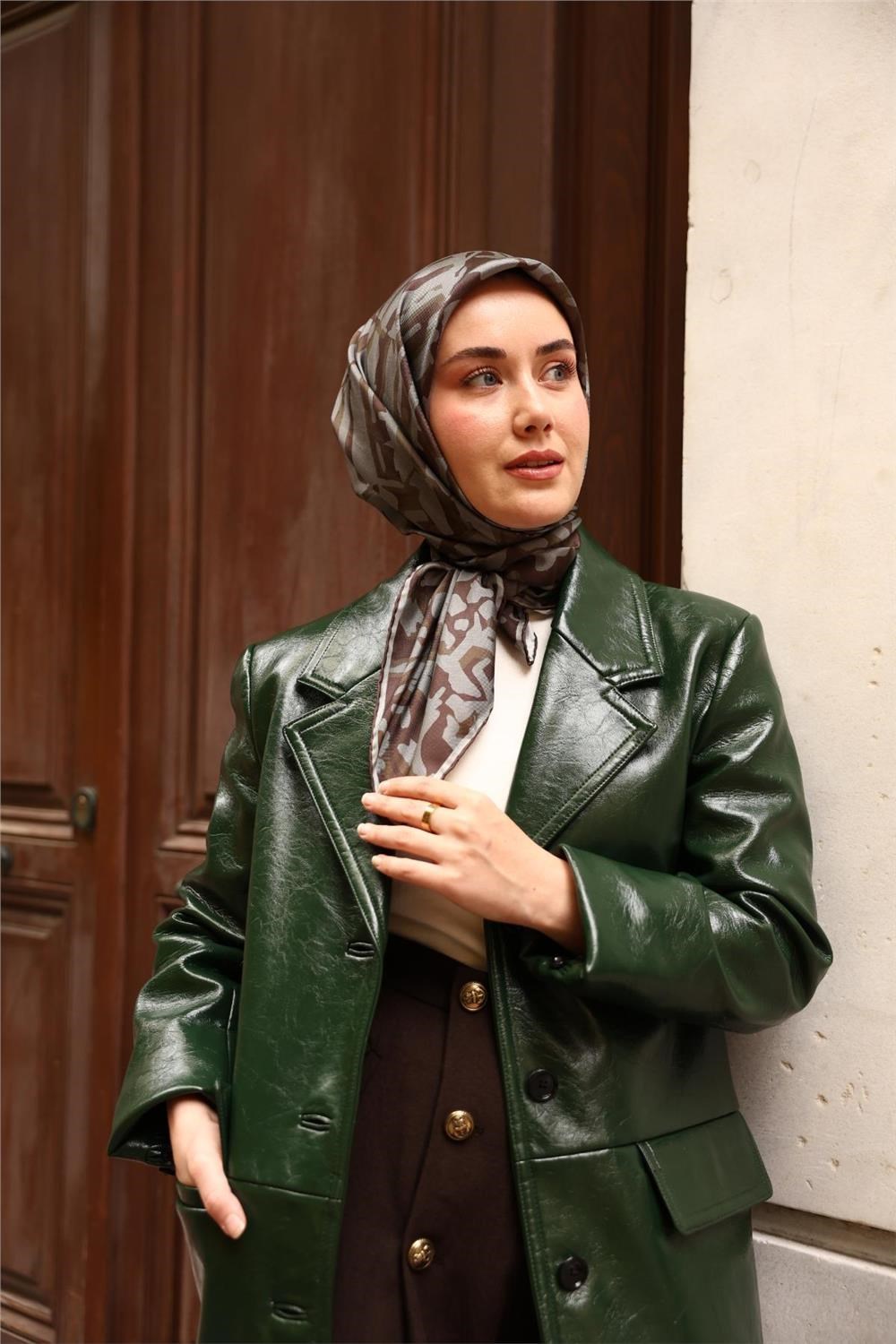 Twill İpek Eşarp Acı Kahve–Çelik Mavi–Yeşil Desenli Tok Duruşlu 90x90