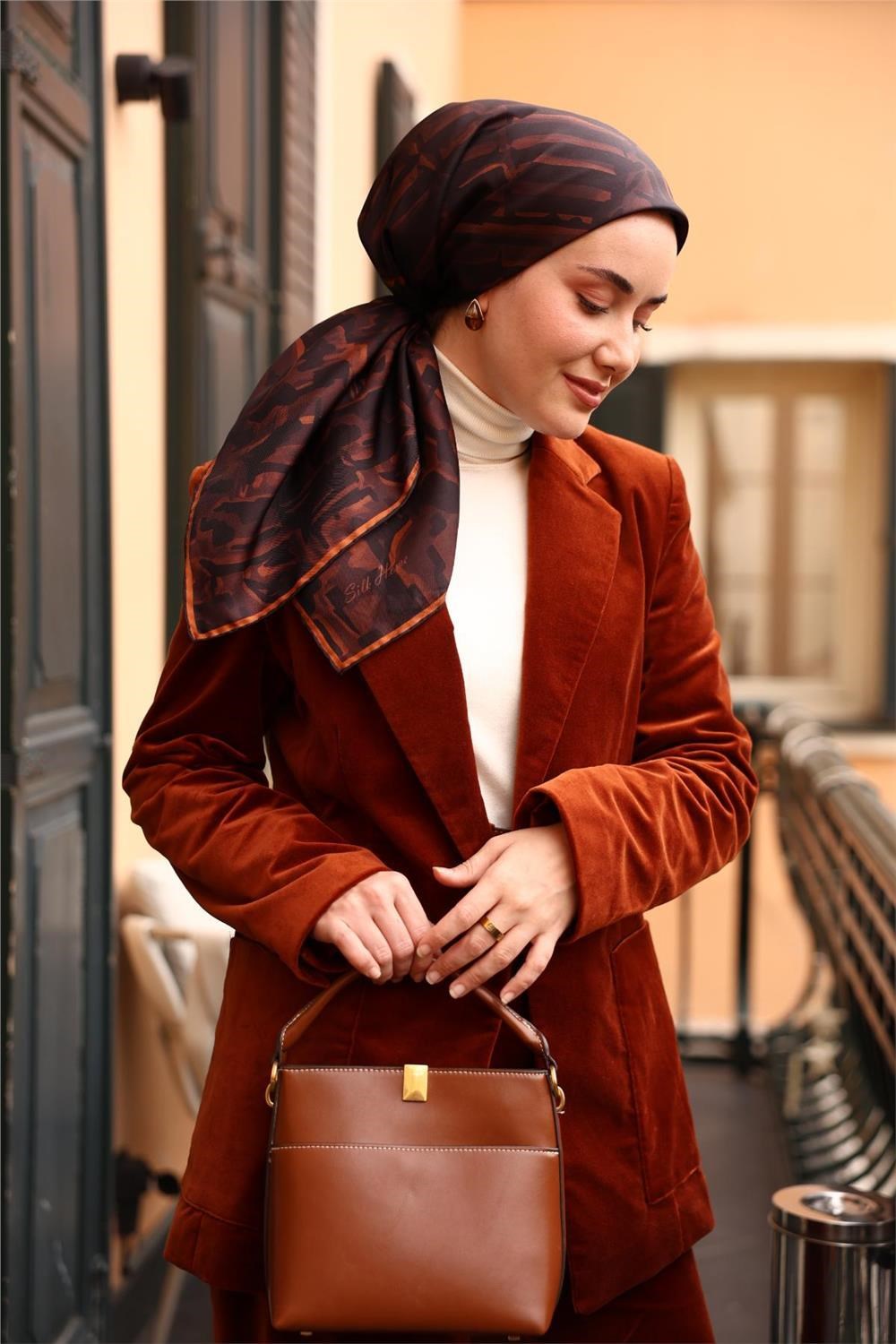 Twill İpek Eşarp Acı Kahve–Taba–Siyah Desenli Tok Duruşlu 90x90