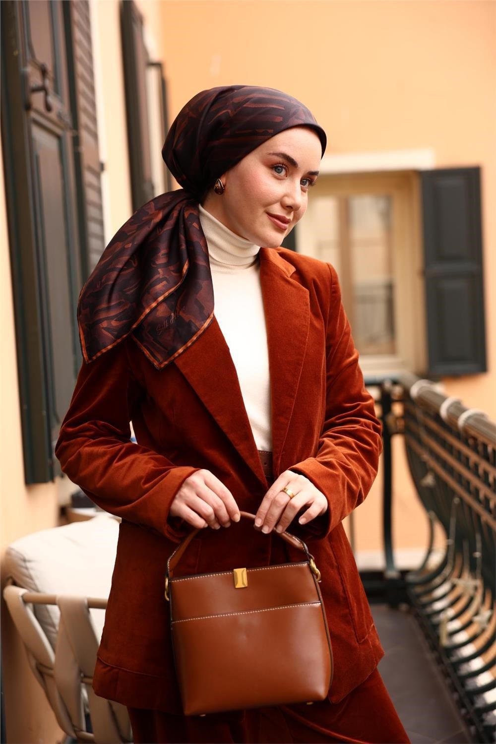Twill İpek Eşarp Acı Kahve–Taba–Siyah Desenli Tok Duruşlu 90x90