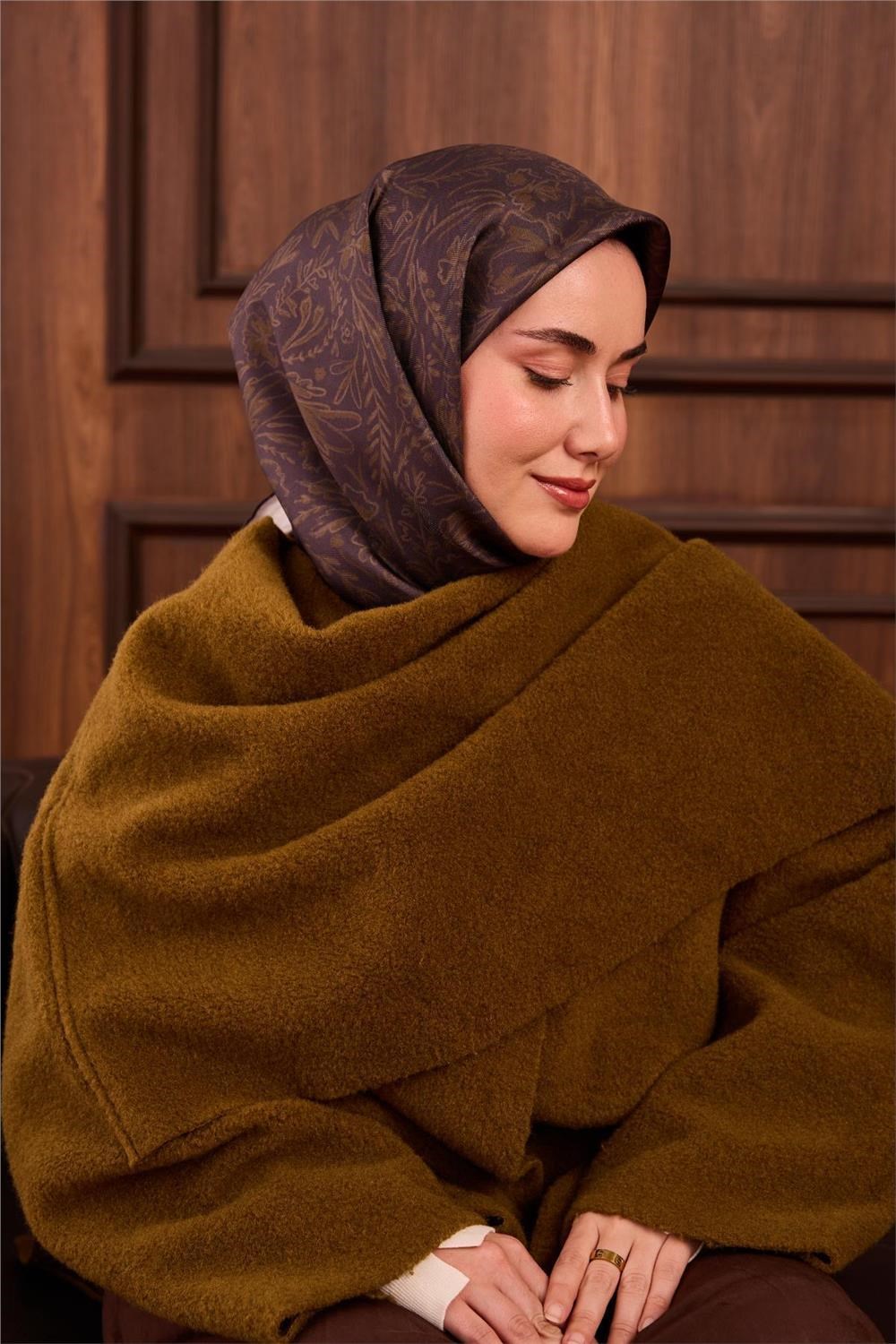 Twill İpek Eşarp Antrasit-Kına Yeşili Çiçek Desenli Tok Duruşlu Kaymaz 90x90