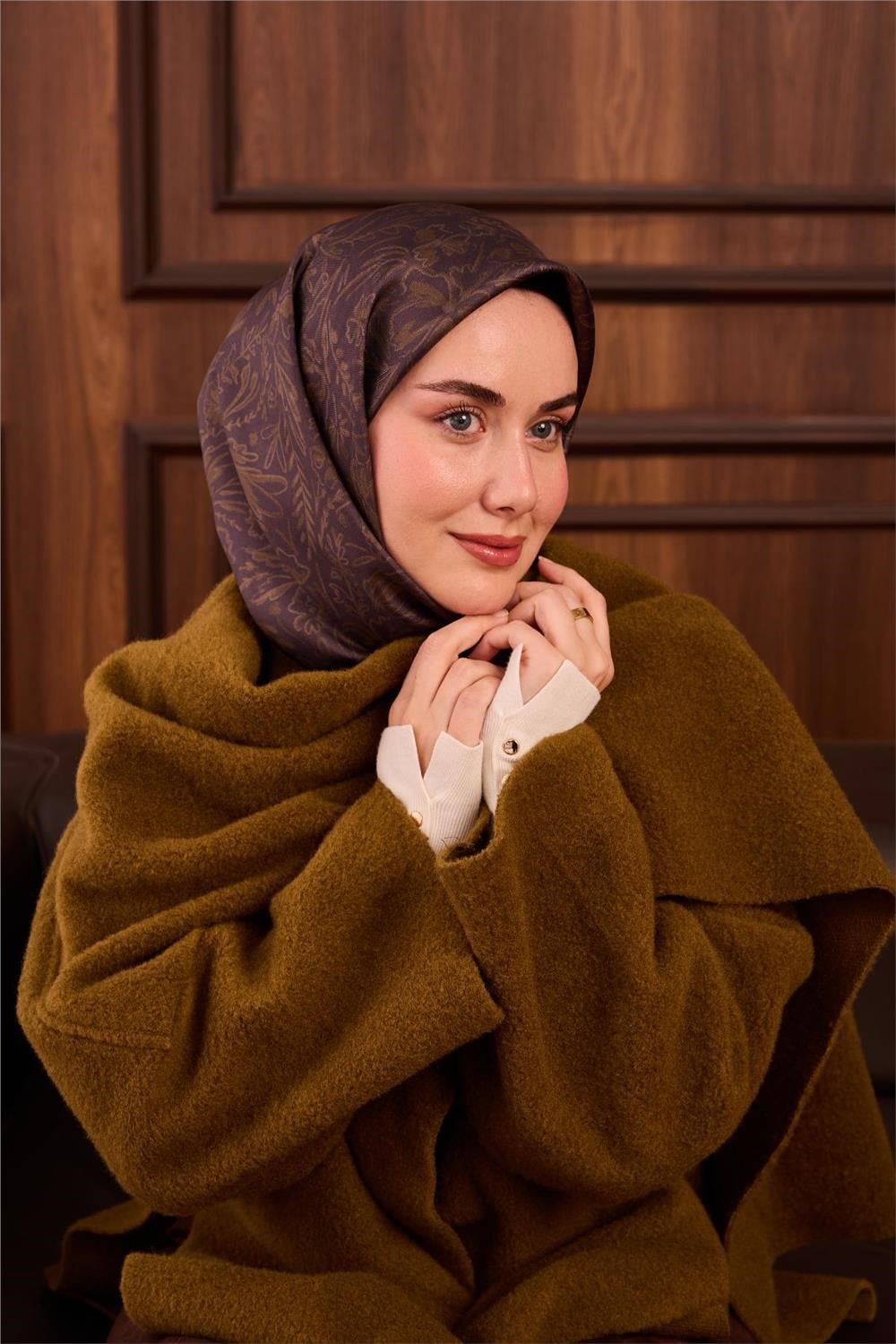 Twill İpek Eşarp Antrasit-Kına Yeşili Çiçek Desenli Tok Duruşlu Kaymaz 90x90