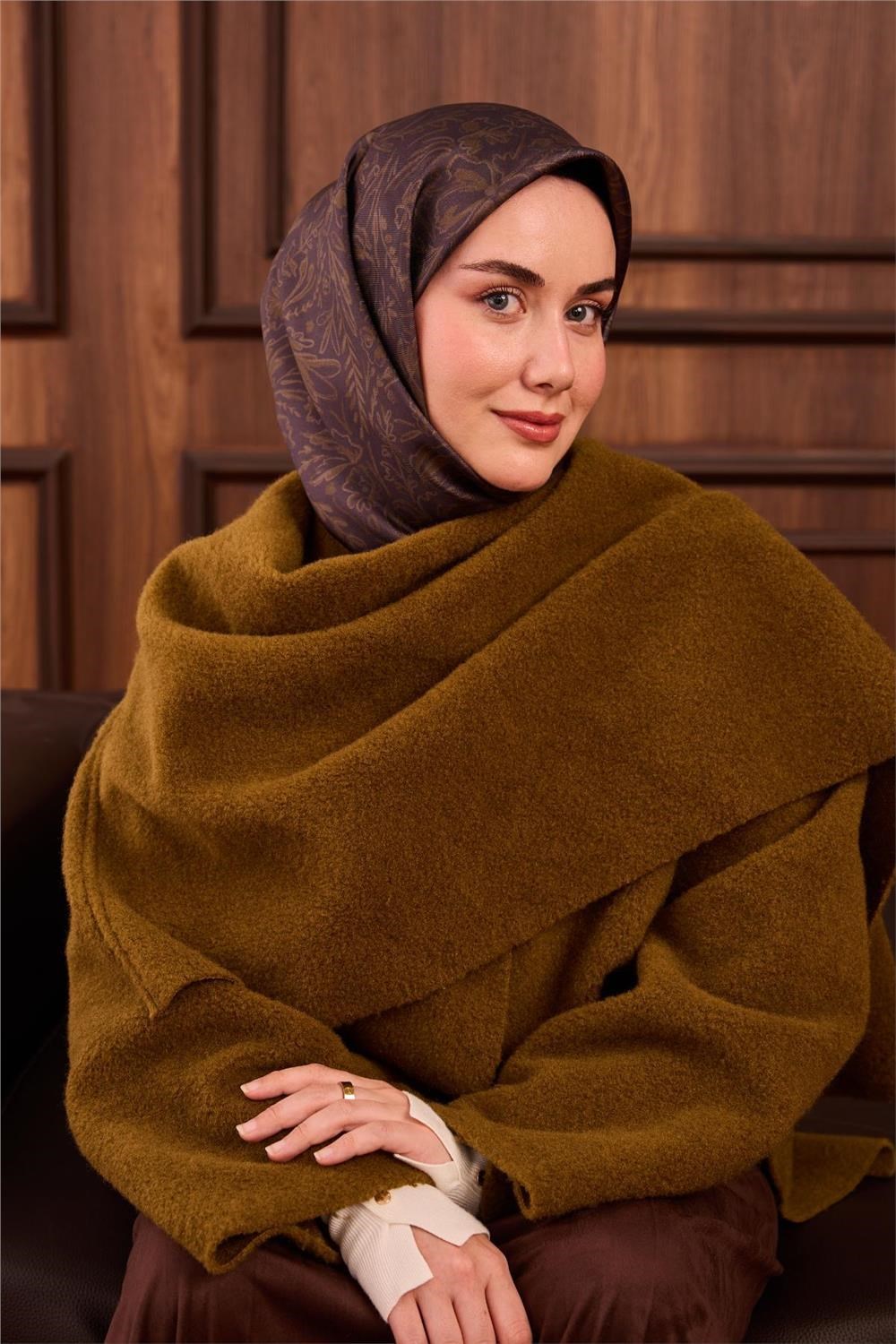 Twill İpek Eşarp Antrasit-Kına Yeşili Çiçek Desenli Tok Duruşlu Kaymaz 90x90