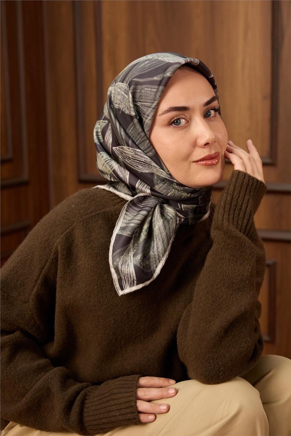 Twill İpek Eşarp Antrasit-Su Yeşili Desenli Tok Duruşlu 90x90