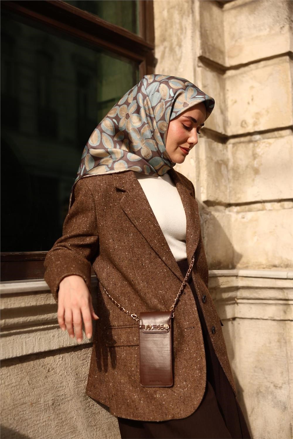 Twill İpek Eşarp Bebe Mavi Bej Koyu Vizon Papatya Desenli Tok Duruşlu 90x90