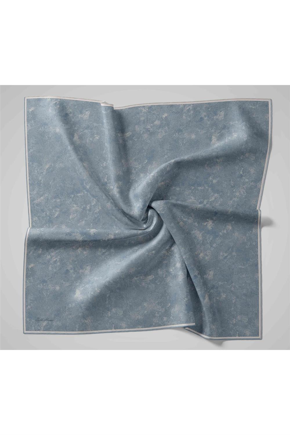 Twill İpek Eşarp Bebe Mavi–Ekru Desenli Tok Duruşlu 90x90