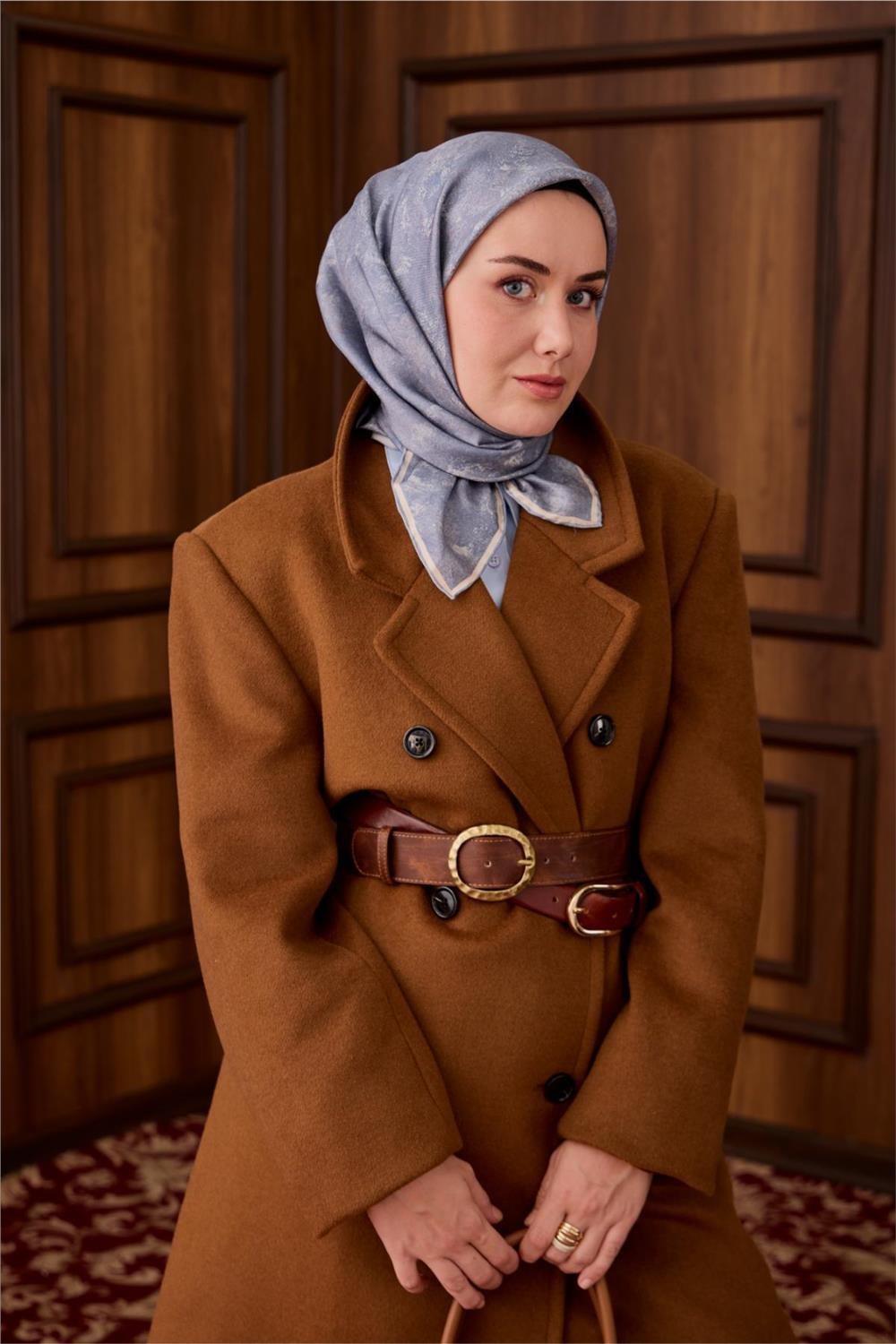 Twill İpek Eşarp Bebe Mavi–Ekru Desenli Tok Duruşlu 90x90