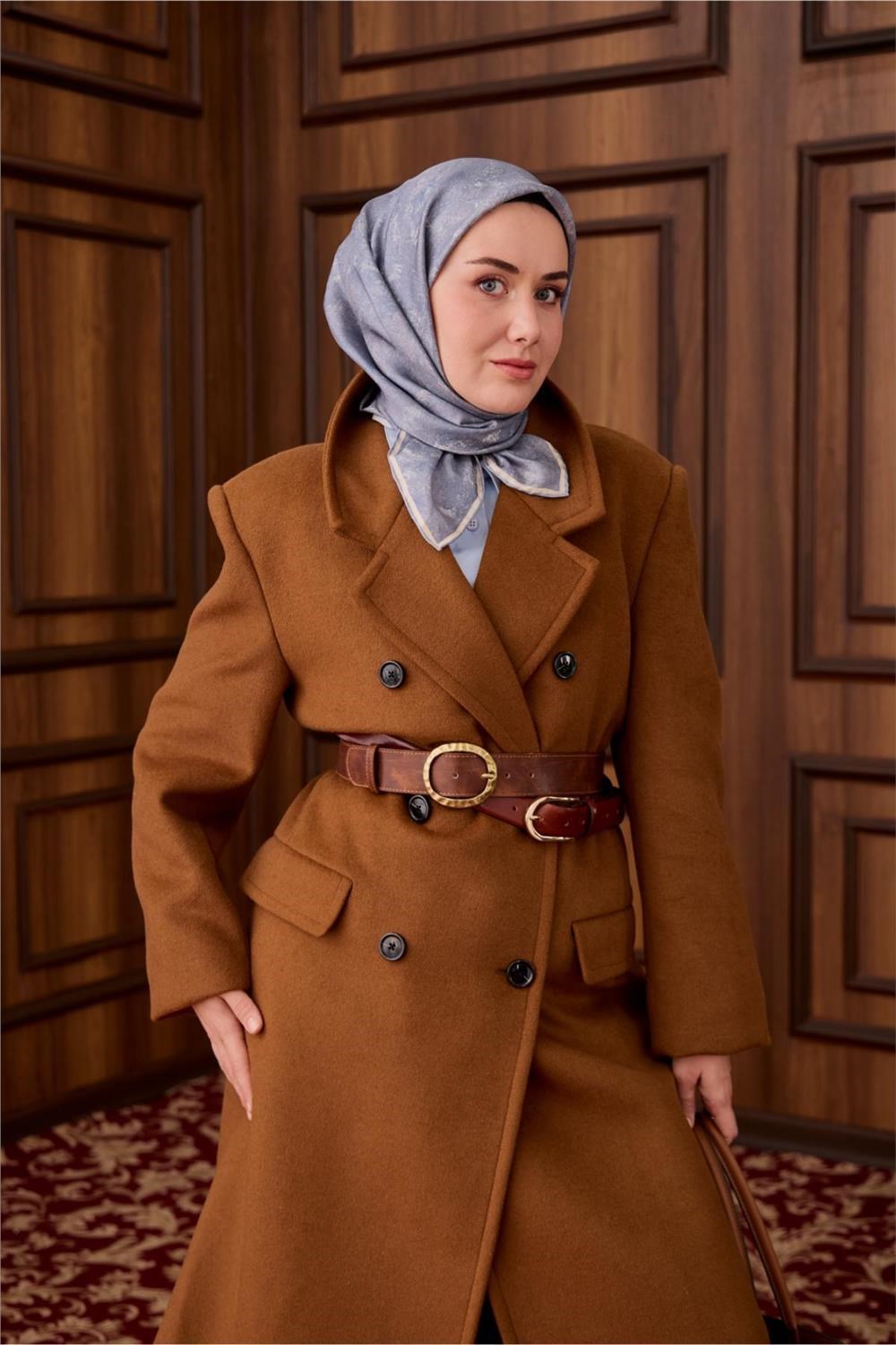 Twill İpek Eşarp Bebe Mavi–Ekru Desenli Tok Duruşlu 90x90
