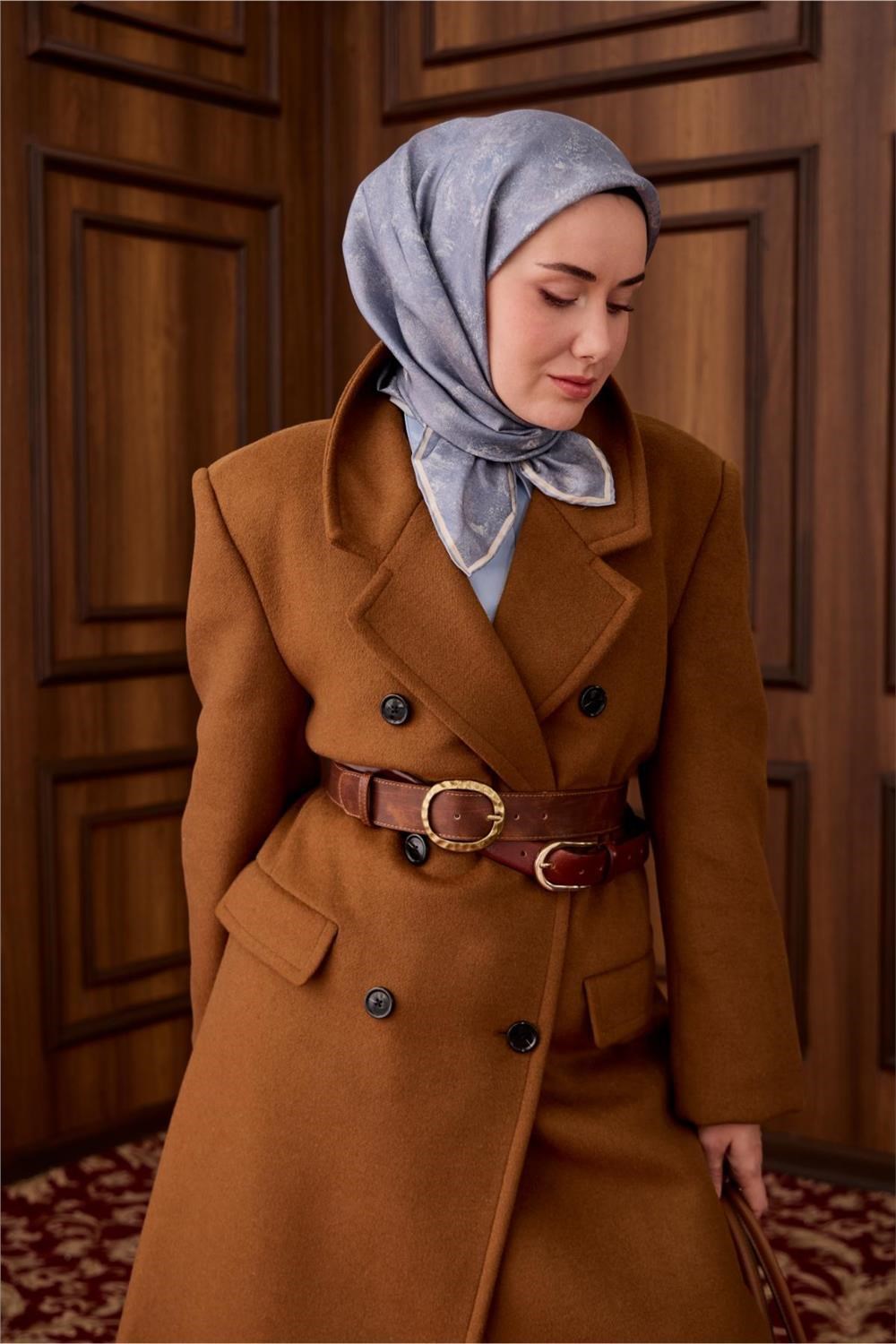 Twill İpek Eşarp Bebe Mavi–Ekru Desenli Tok Duruşlu 90x90