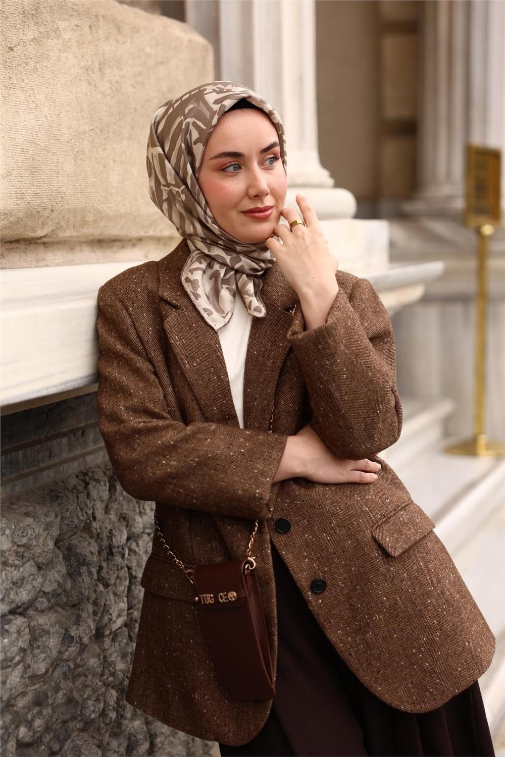 Twill İpek Eşarp Bej–Gri Desenli Tok Duruşlu 90x90
