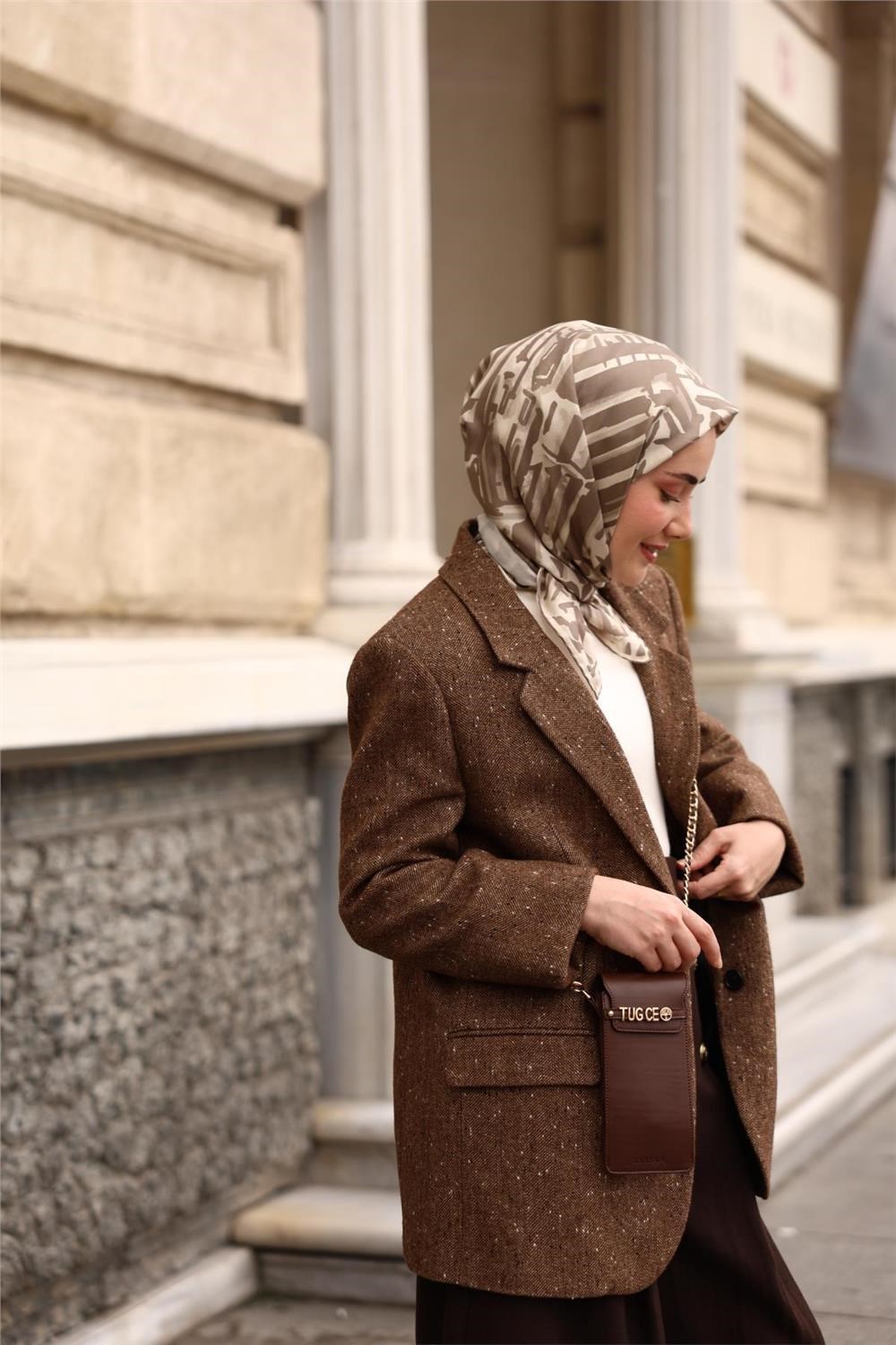 Twill İpek Eşarp Bej–Gri Desenli Tok Duruşlu 90x90